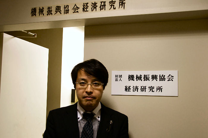 経済研究所前で